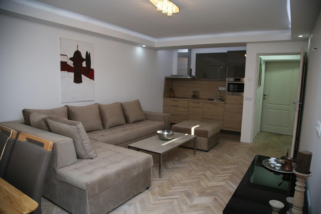 Luxury Apartment *